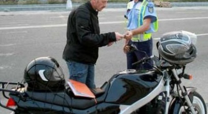 Mopedişti băuţi şi fără permis, cercetaţi de poliţişti